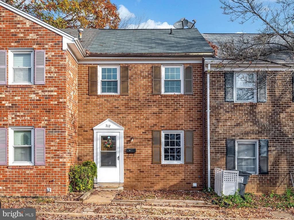 712 OLDE GREENWICH CIRCLE