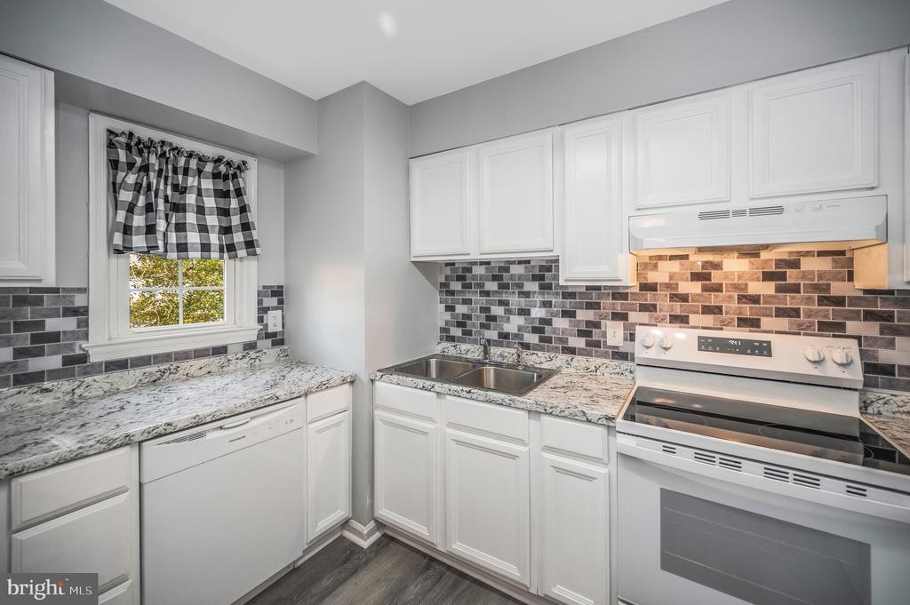 712 OLDE GREENWICH CIRCLE