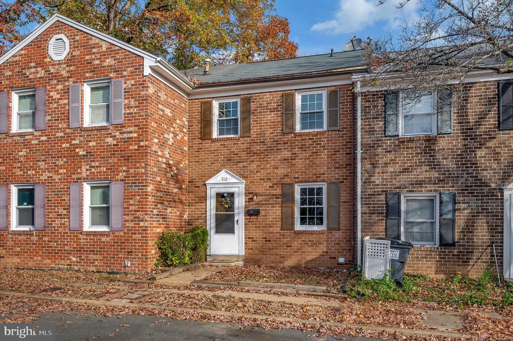 712 OLDE GREENWICH CIRCLE