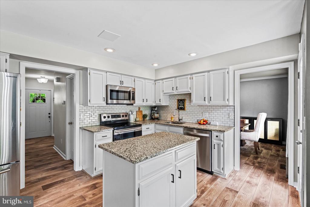 3809 RAYNOLD COURT