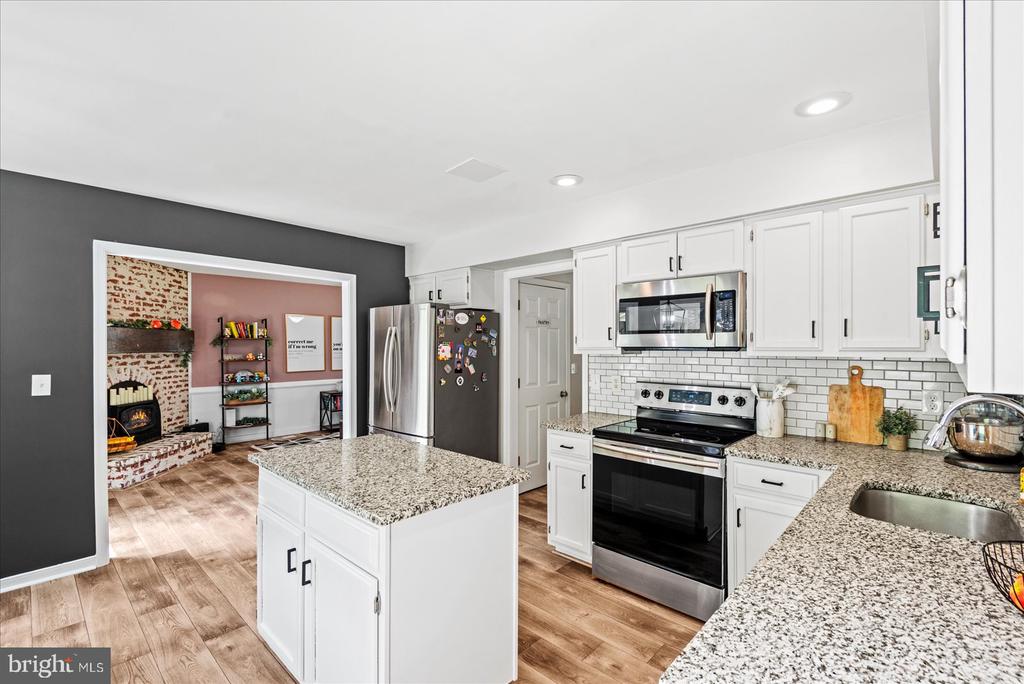 3809 RAYNOLD COURT