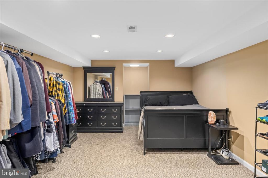4924 QUEENSBURY CIRCLE