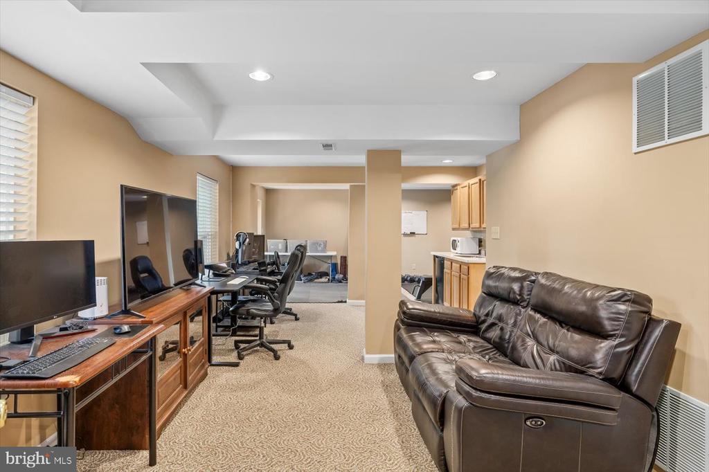 4924 QUEENSBURY CIRCLE