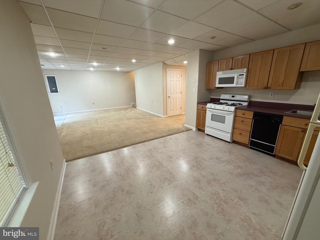 10112 FULLERTON COURT