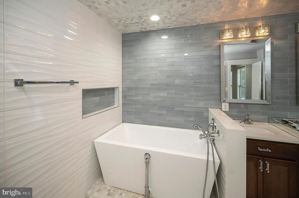 10906 PEACH TREE DRIVE