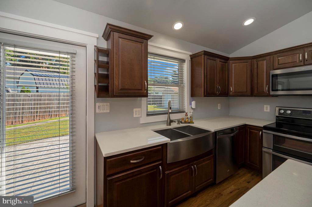 10906 PEACH TREE DRIVE