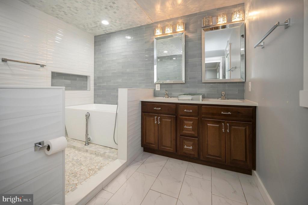 10906 PEACH TREE DRIVE