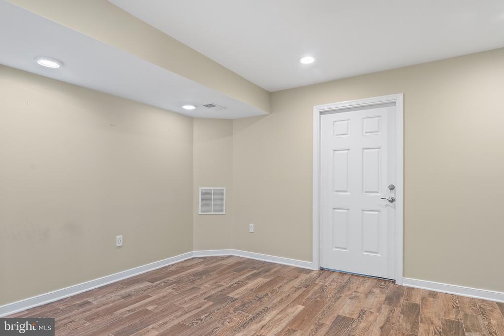 2411 WALTHALL COURT