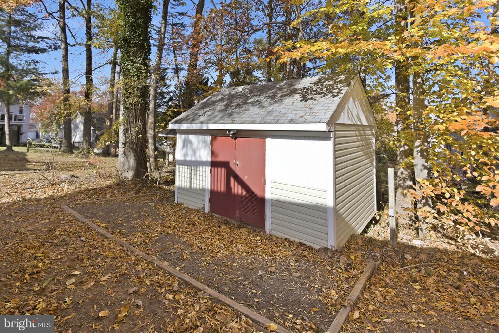 7301 DREW LANE