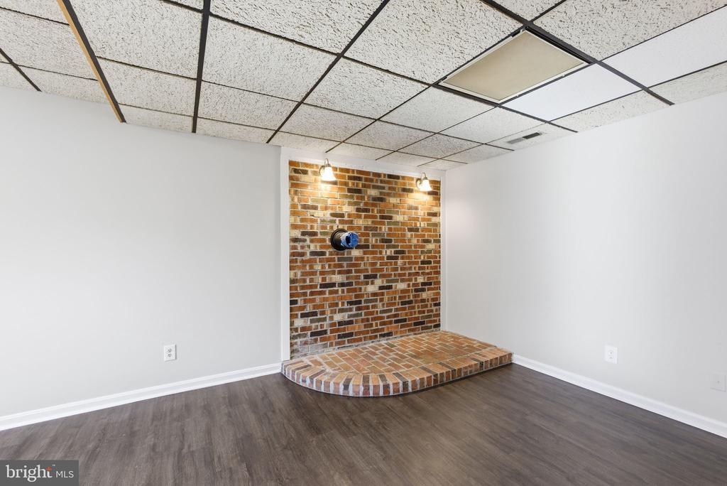 7301 DREW LANE