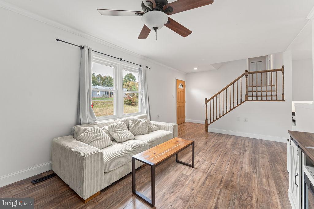 909 STONEWALL LANE