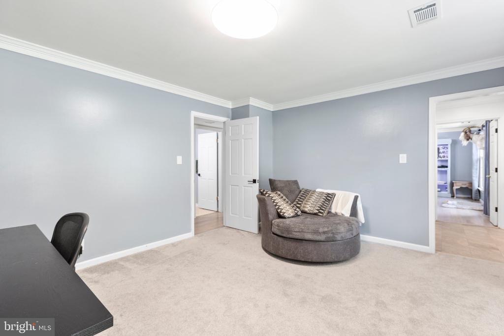 1550 CLOVER DRIVE