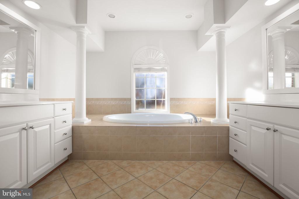 6617 BROAD CREEK OVERLOOK