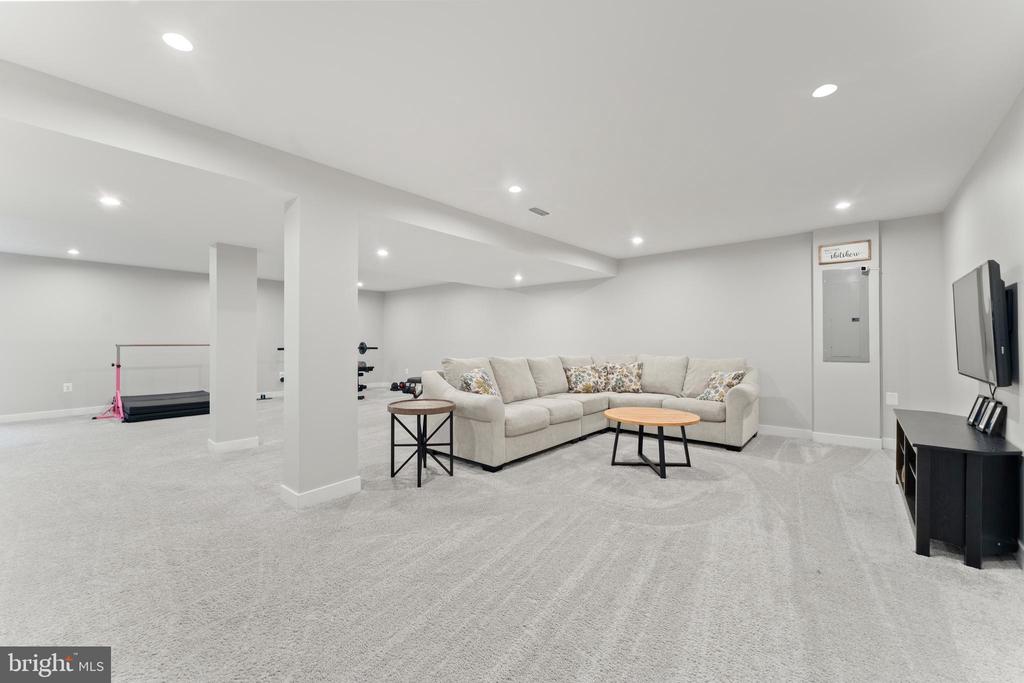 8600 RAWLINGS COURT
