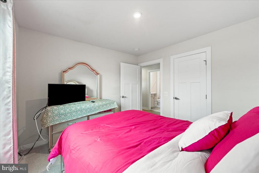 7609 LOUGHTON LANE