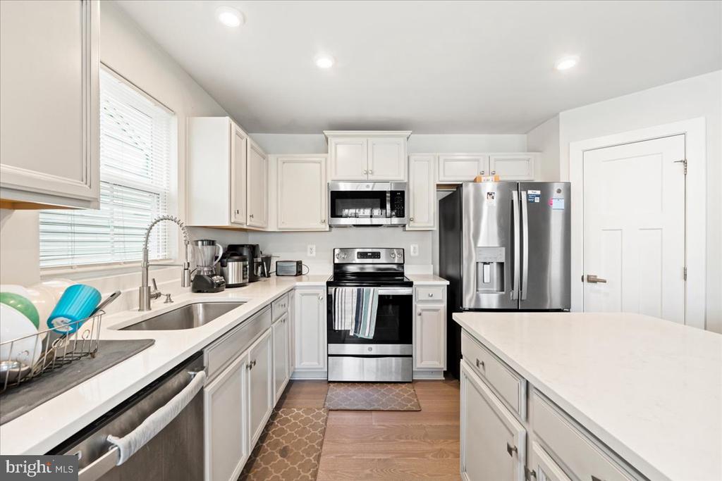 7609 LOUGHTON LANE