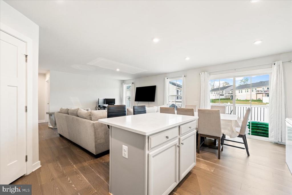 7609 LOUGHTON LANE