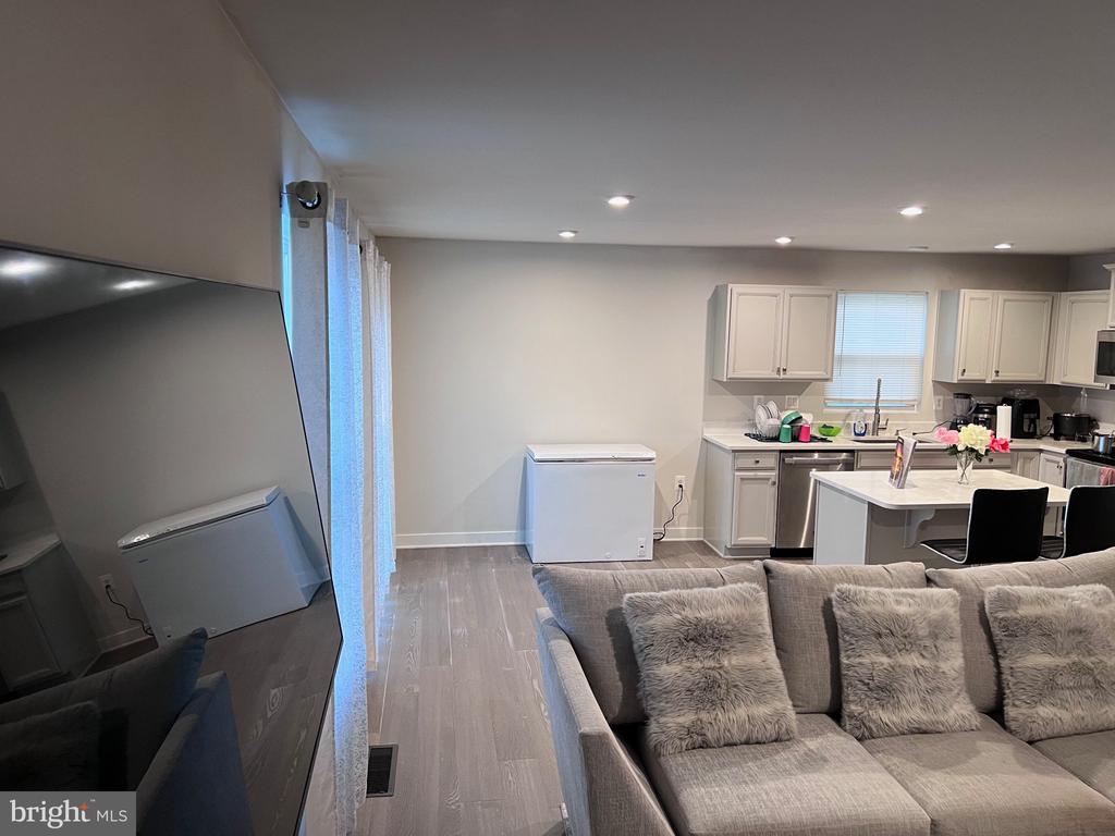 7609 LOUGHTON LANE