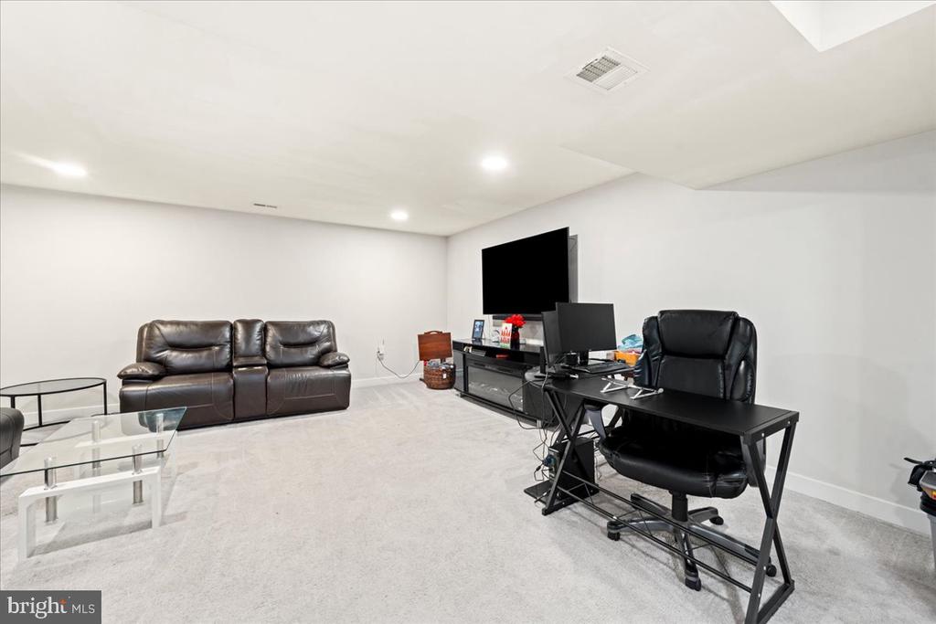 7609 LOUGHTON LANE