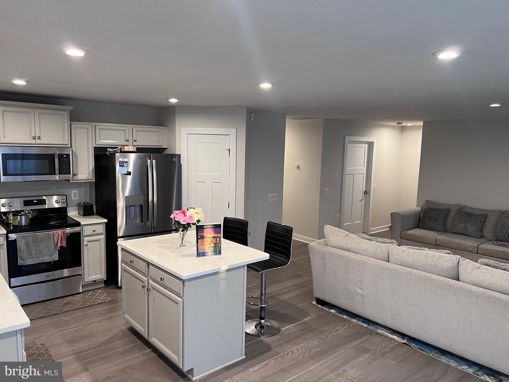 7609 LOUGHTON LANE