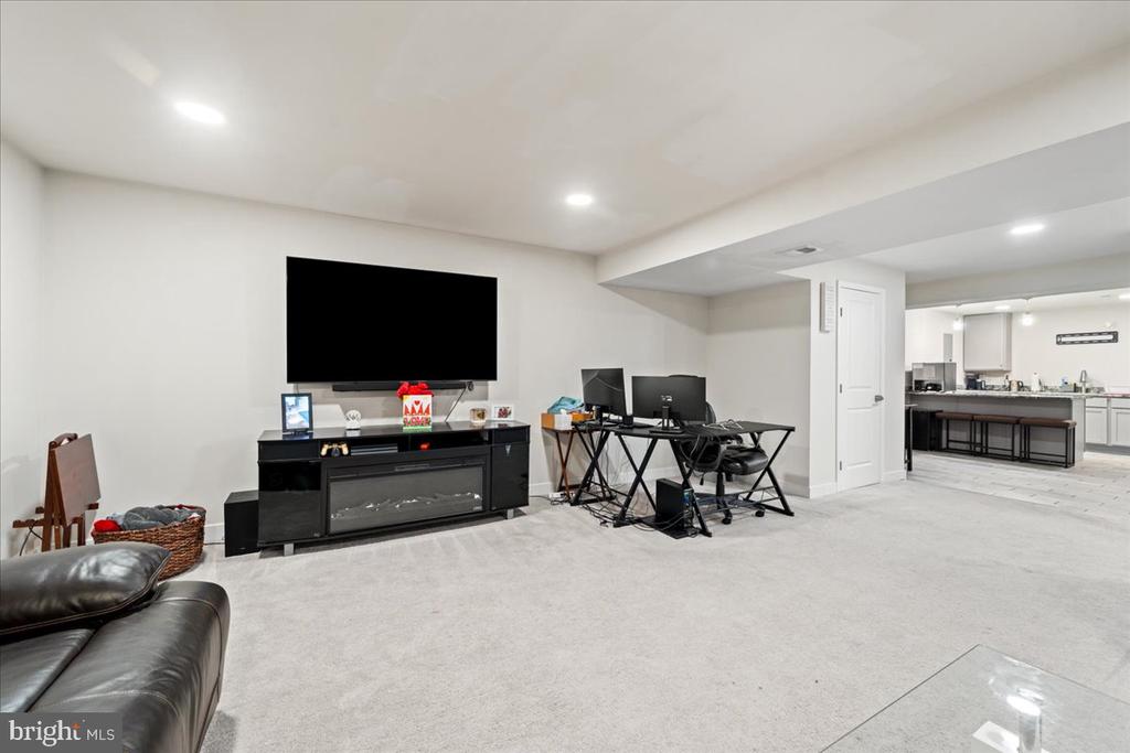 7609 LOUGHTON LANE