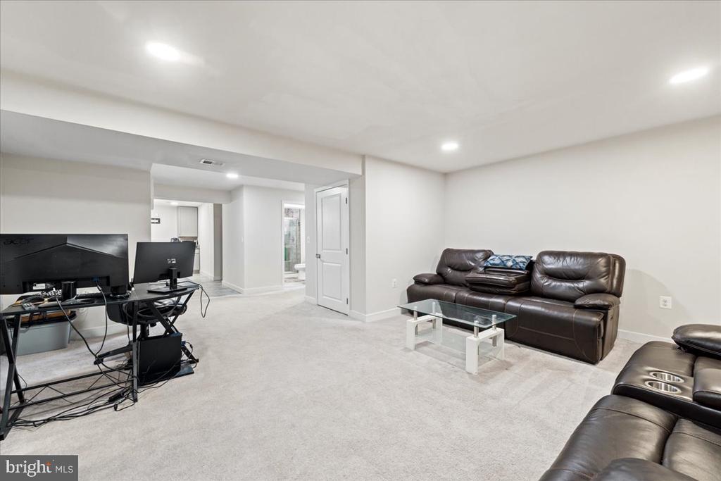 7609 LOUGHTON LANE