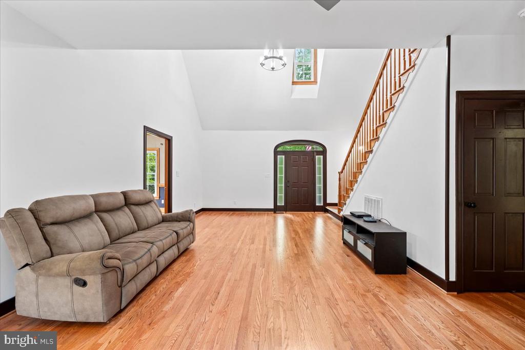 7403 BARRISTER COURT