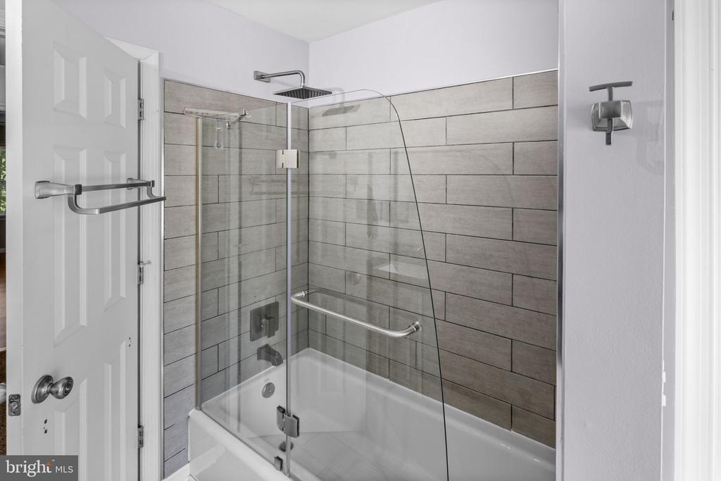 12707 LAKE WILDERNESS LANE
