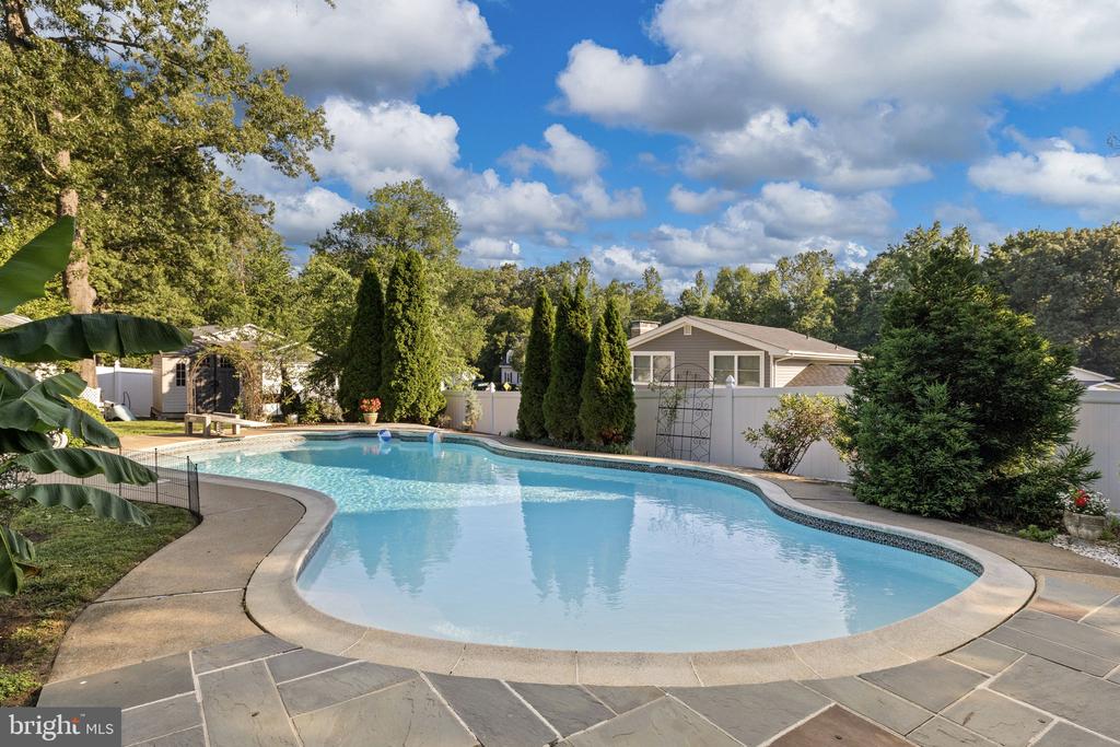 8 POND CIRCLE