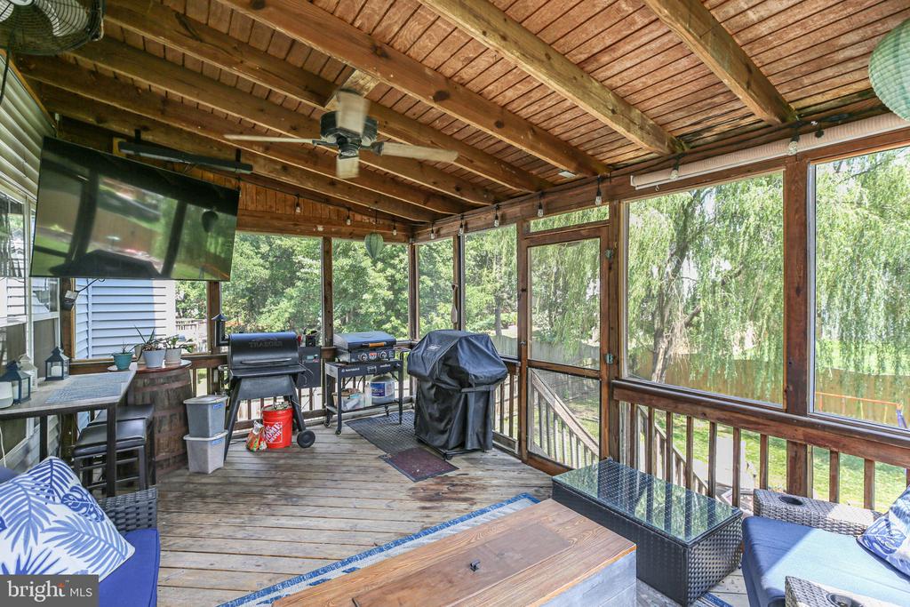 6806 LAKERIDGE DRIVE