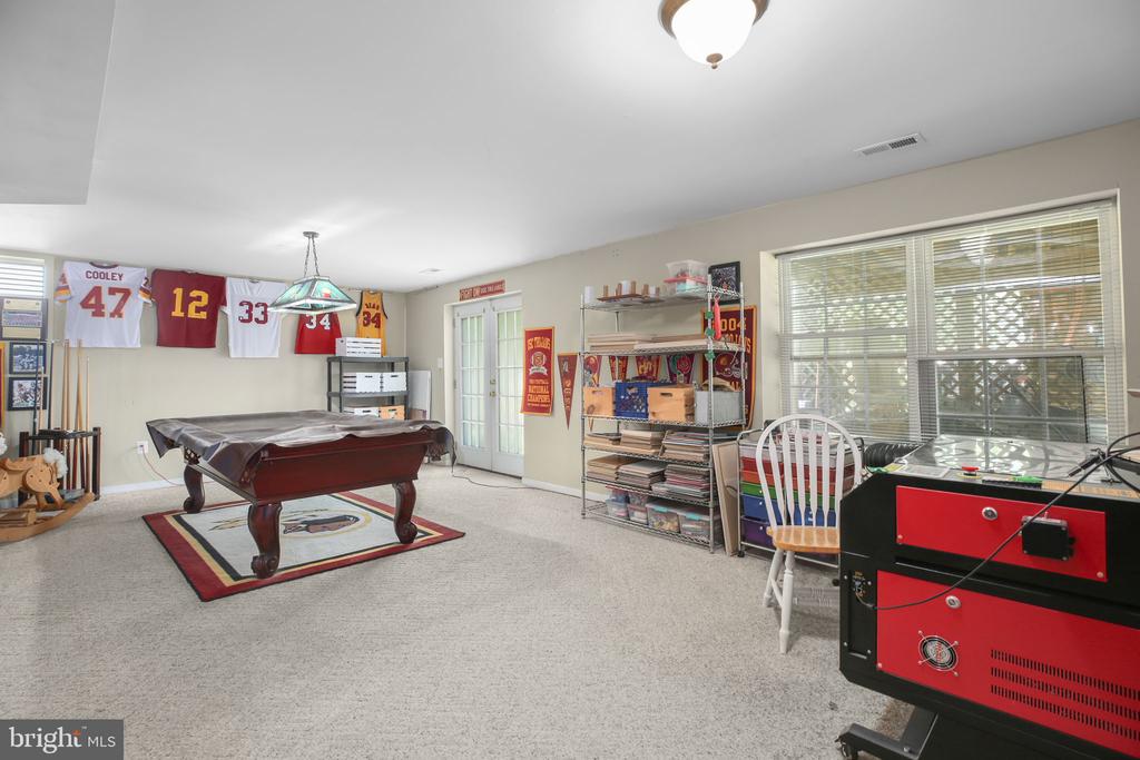 6806 LAKERIDGE DRIVE