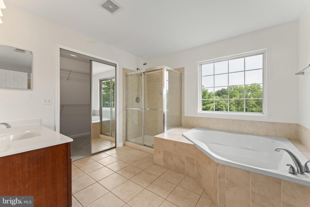 5610 HERITAGE HILLS CIRCLE