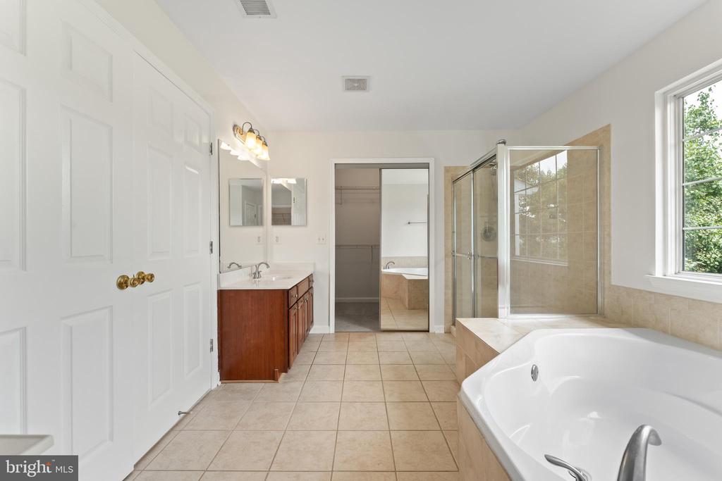 5610 HERITAGE HILLS CIRCLE