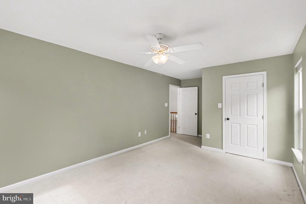 3915 CARLYLE COURT