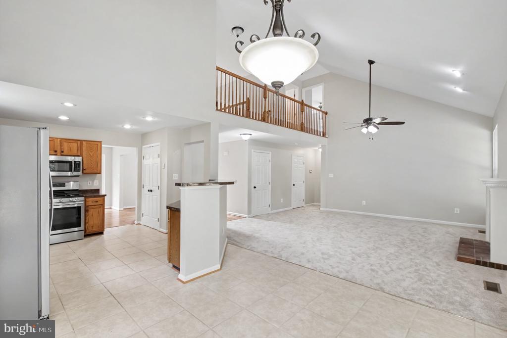 3915 CARLYLE COURT