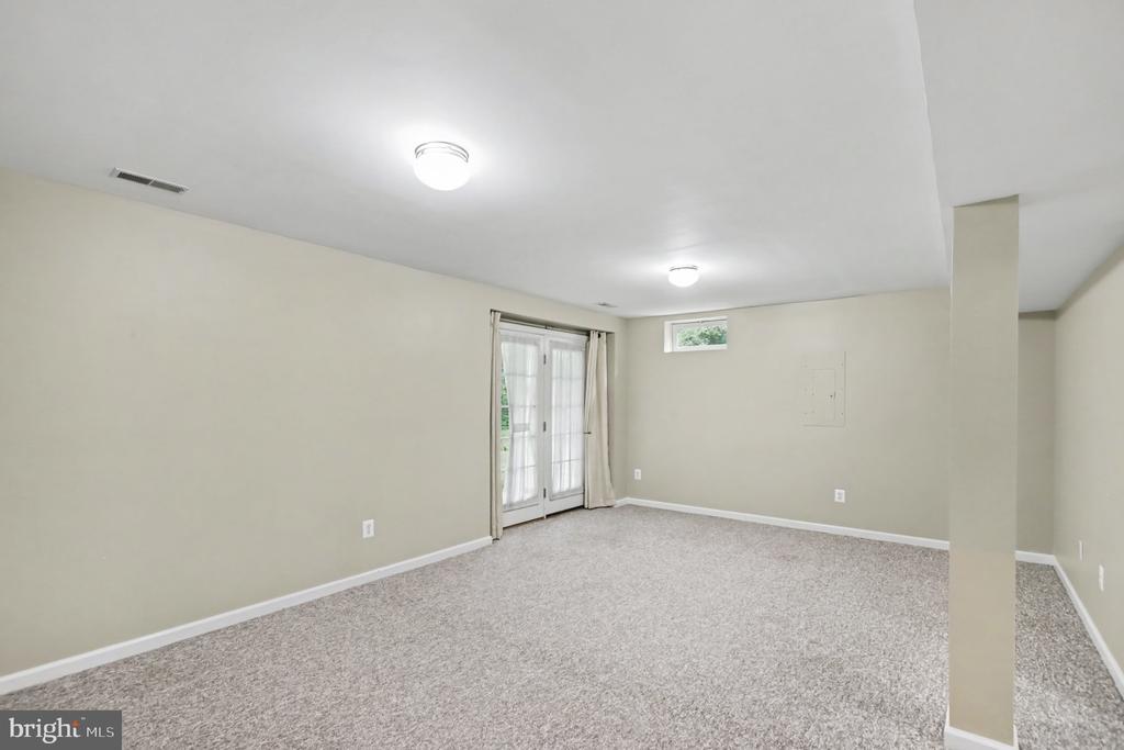3915 CARLYLE COURT
