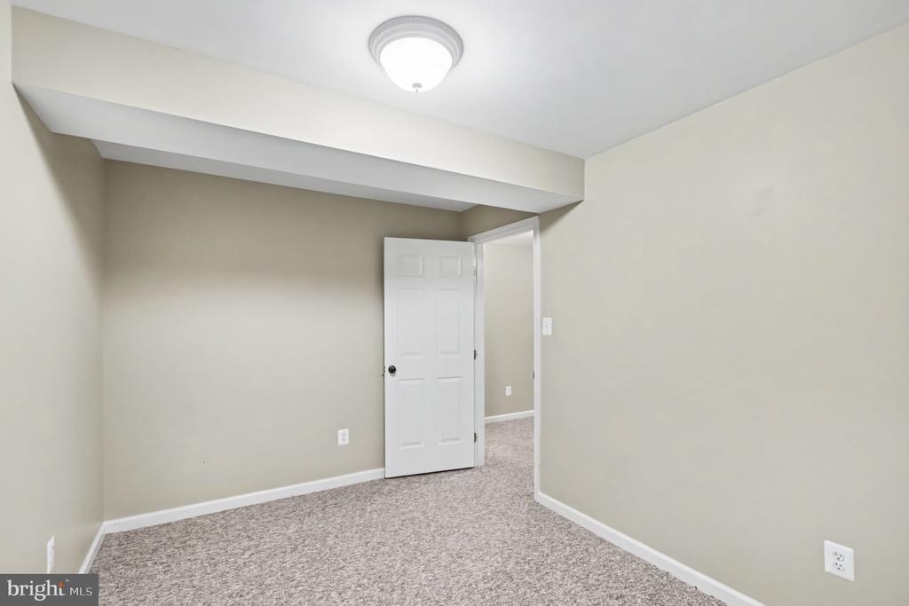 3915 CARLYLE COURT