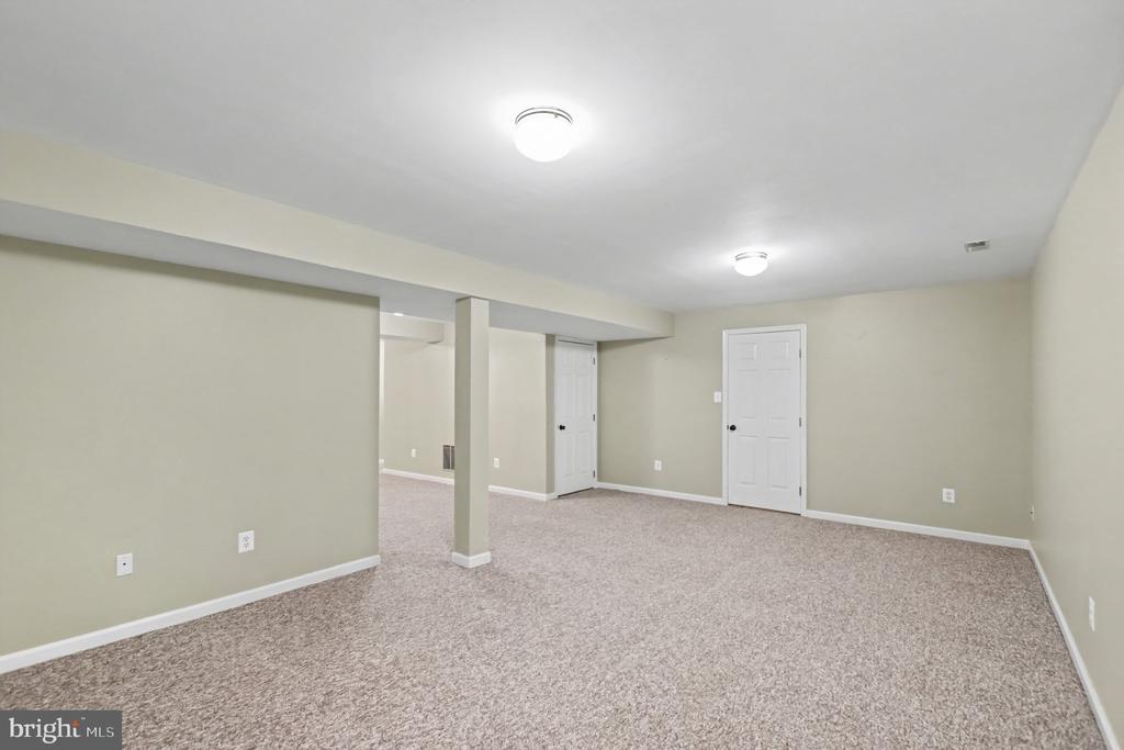 3915 CARLYLE COURT