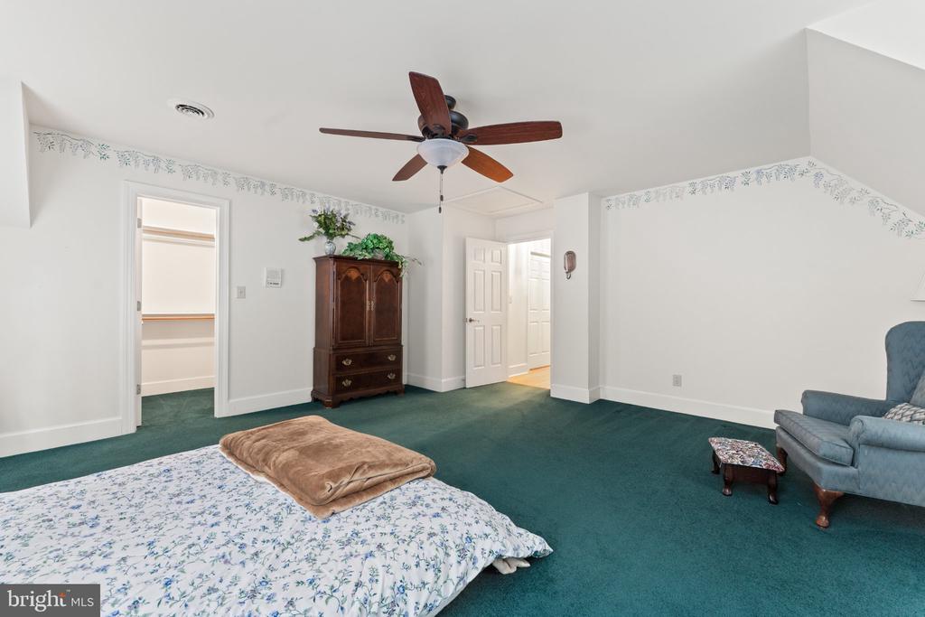 10037 ALTAMONT CIRCLE