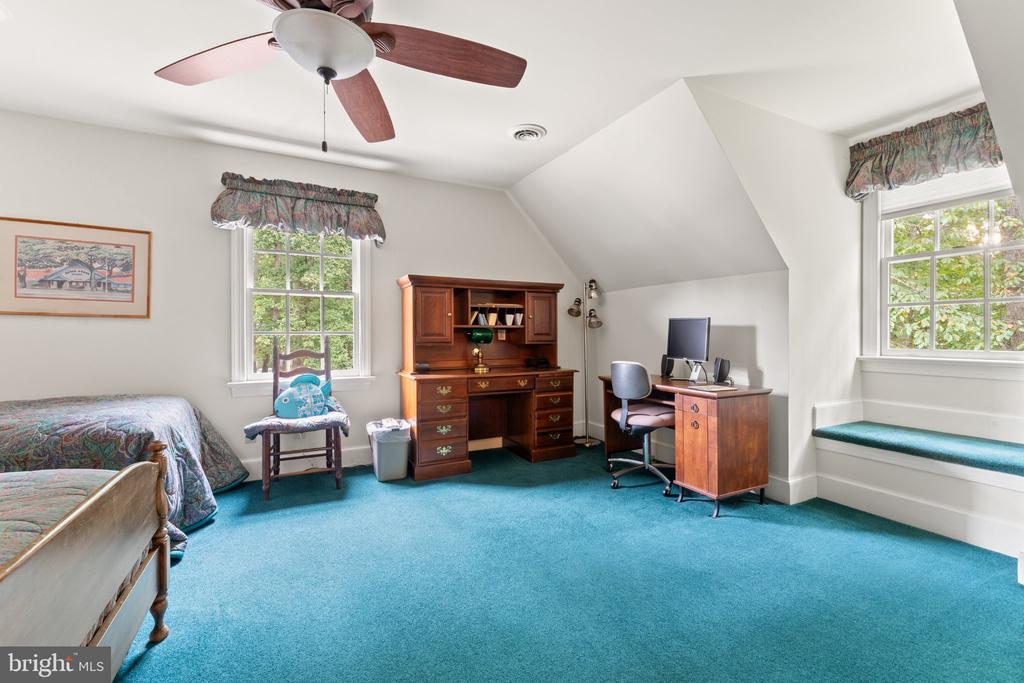 10037 ALTAMONT CIRCLE