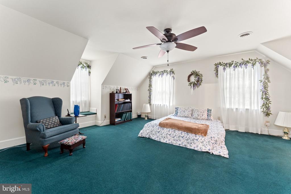 10037 ALTAMONT CIRCLE