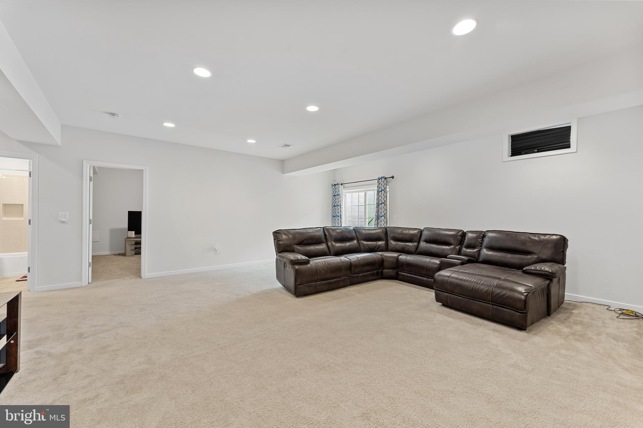 8 BROOMFIELD DRIVE