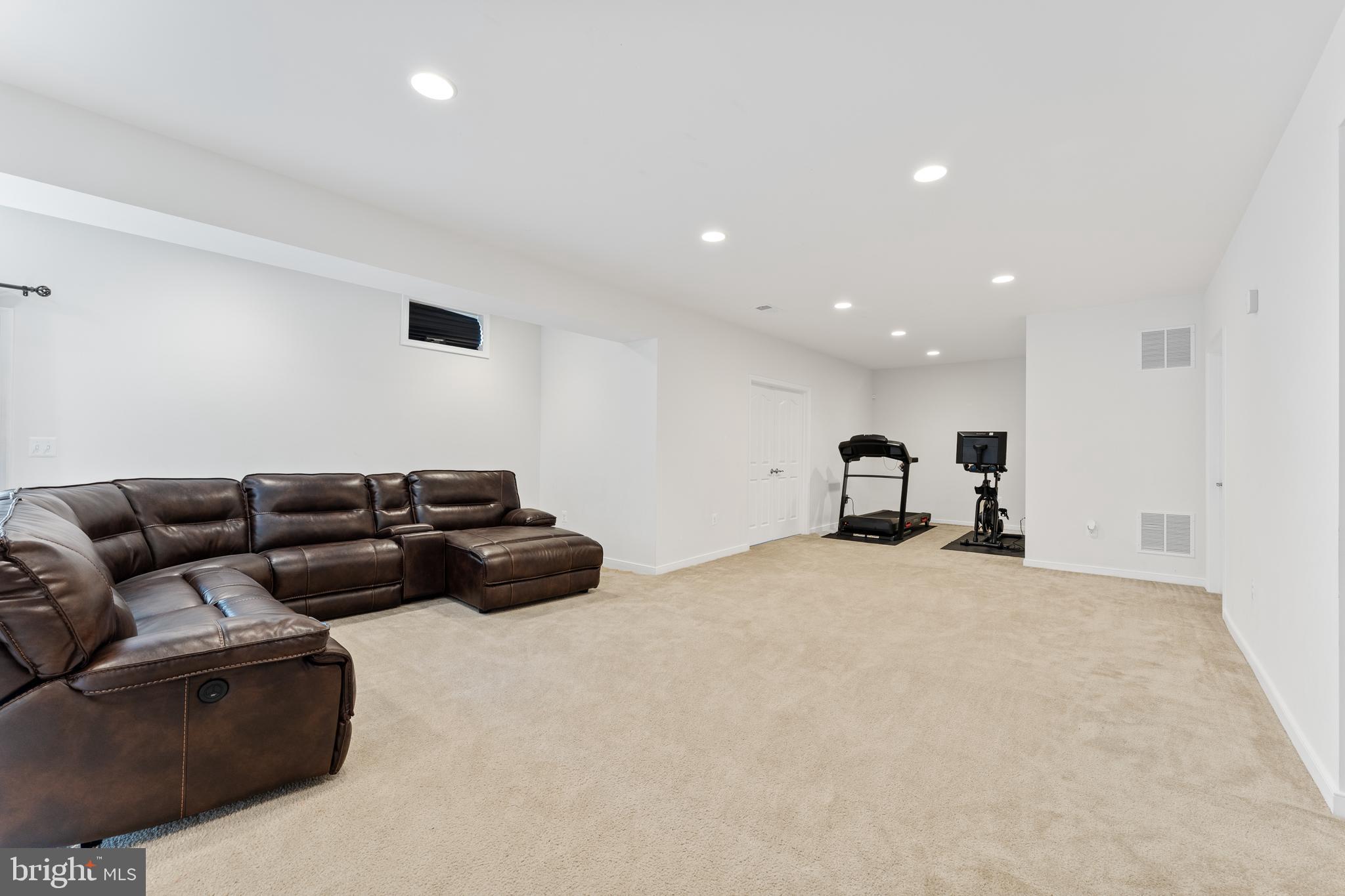 8 BROOMFIELD DRIVE