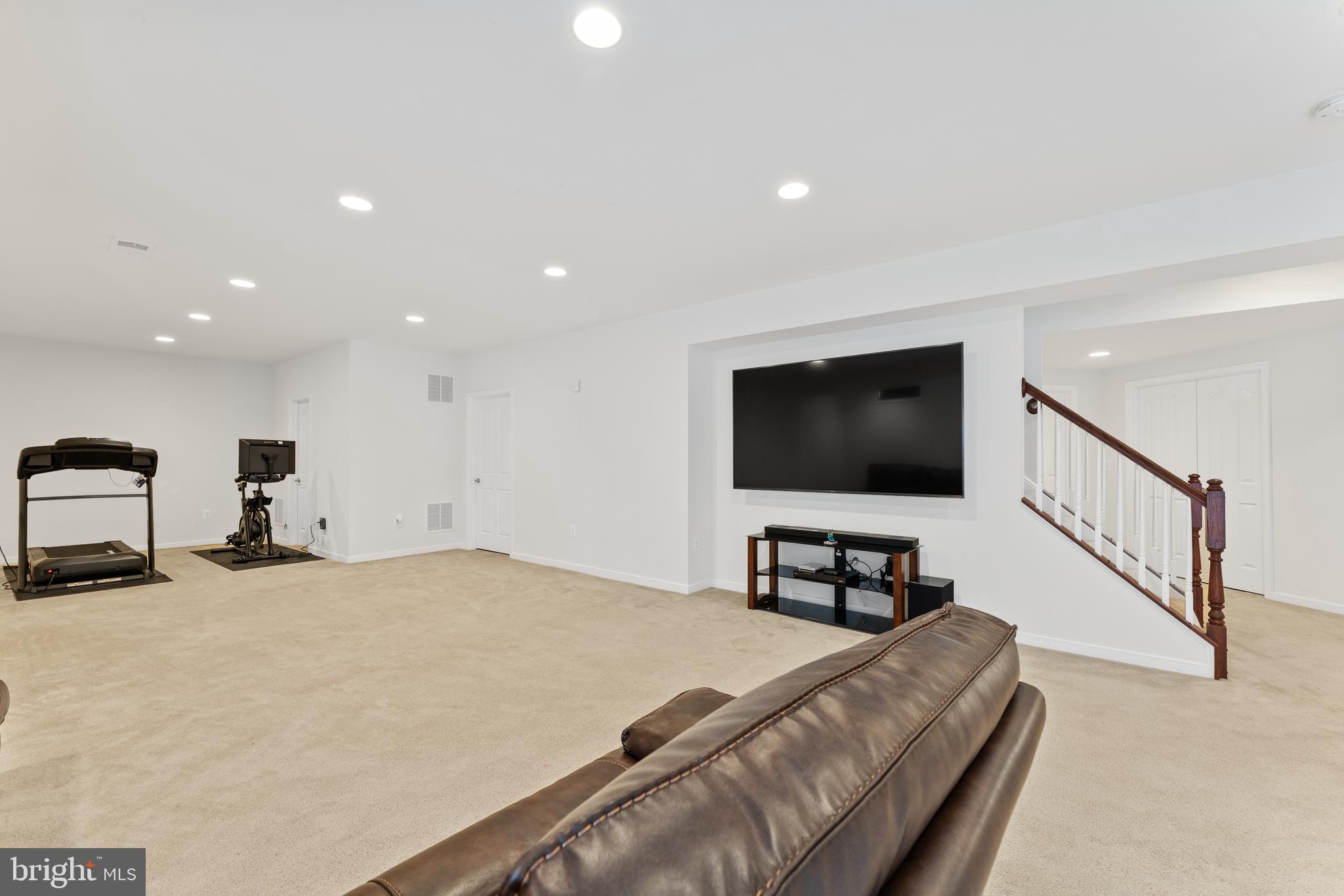 8 BROOMFIELD DRIVE