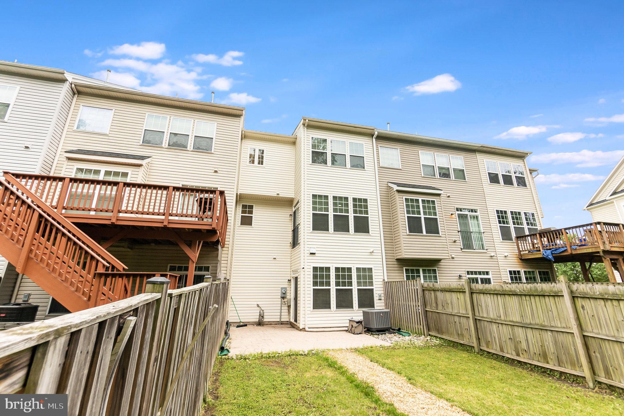 325 WOODSTREAM BOULEVARD