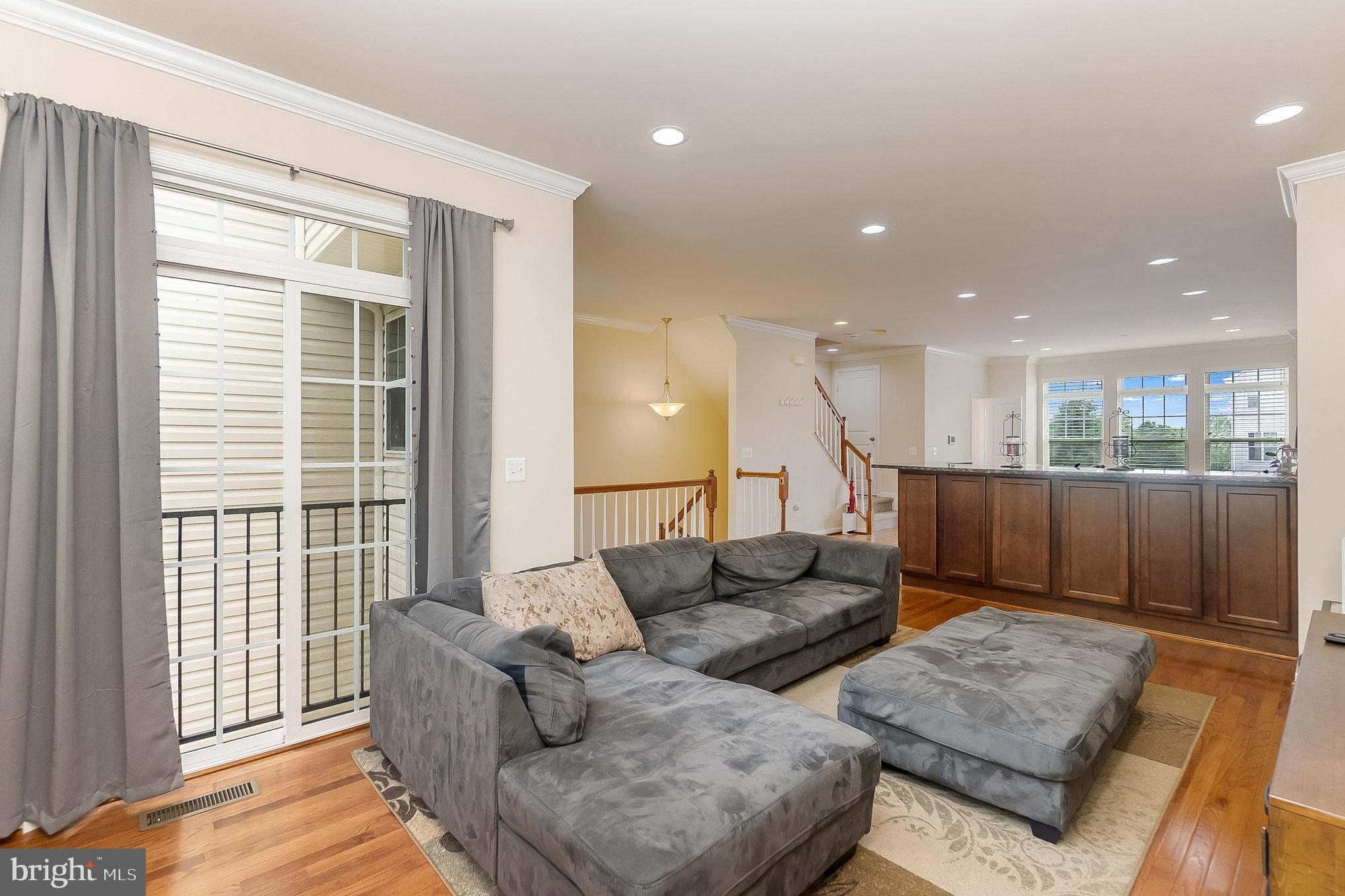 325 WOODSTREAM BOULEVARD