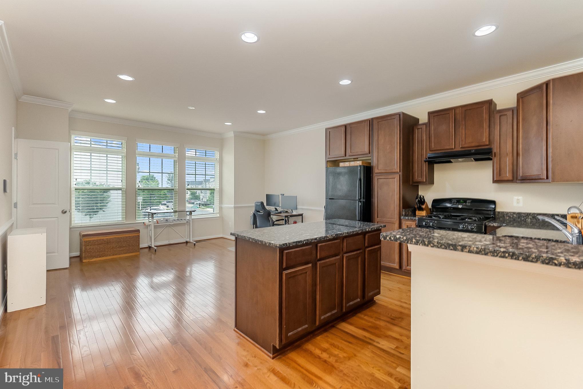 325 WOODSTREAM BOULEVARD