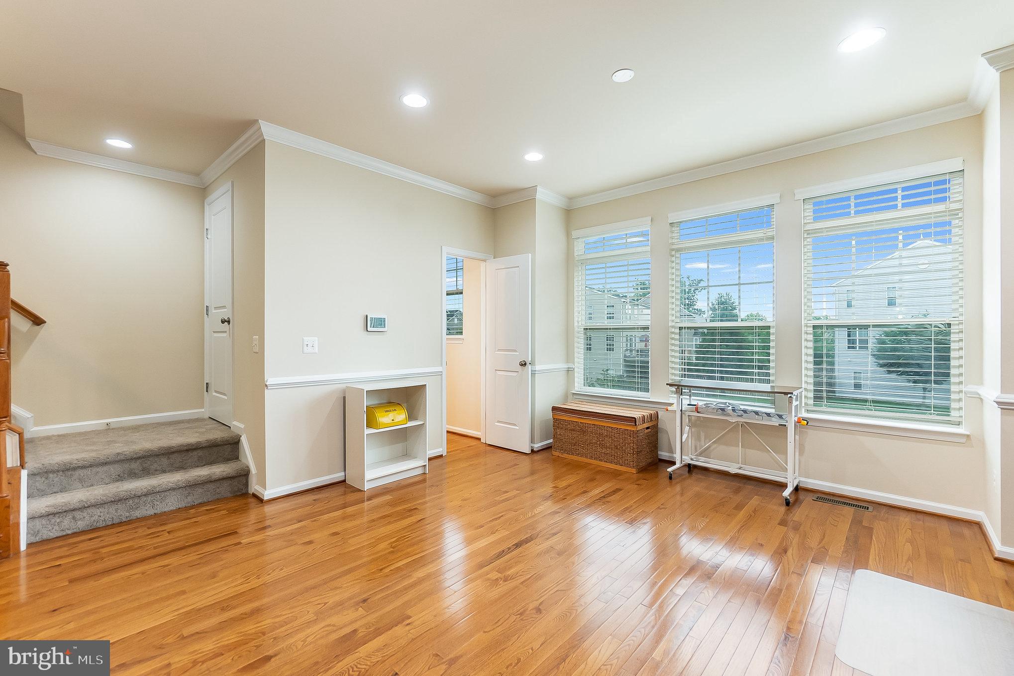 325 WOODSTREAM BOULEVARD