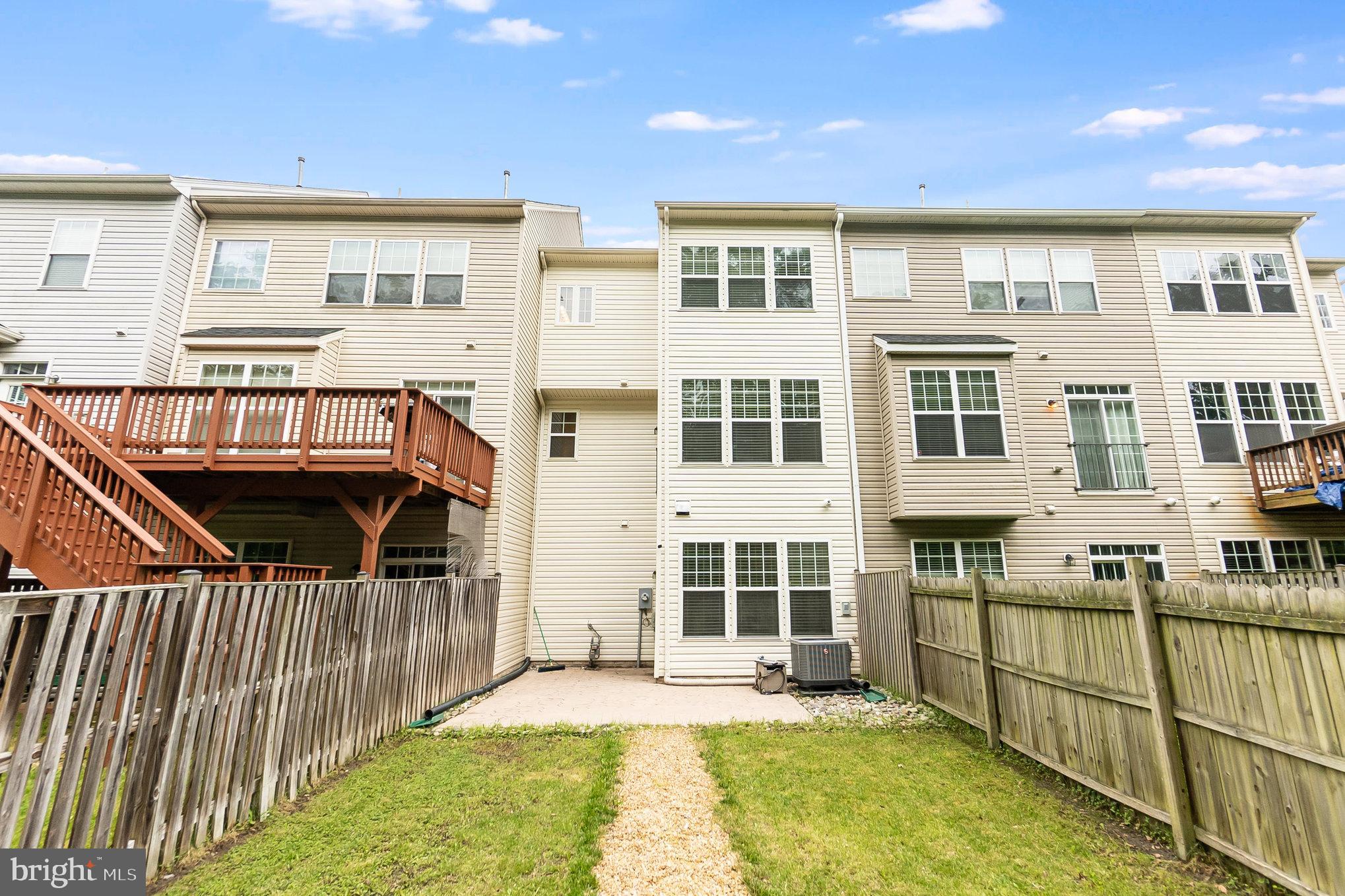 325 WOODSTREAM BOULEVARD