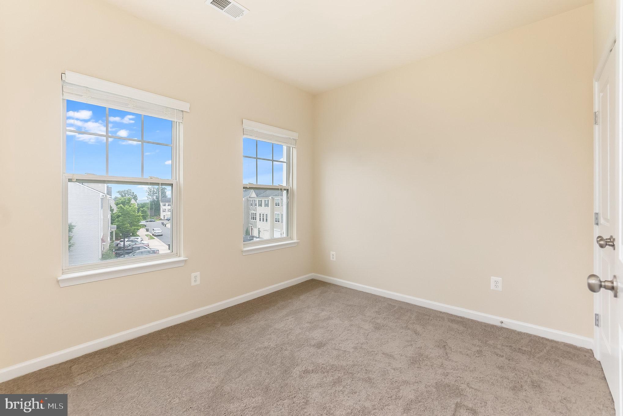 325 WOODSTREAM BOULEVARD